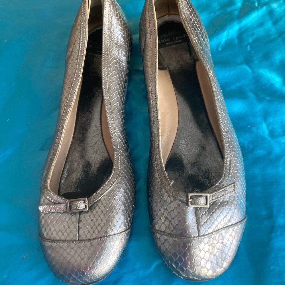 Kate Spade metallic silver ballet slippers w/heel - Picture 2 of 16